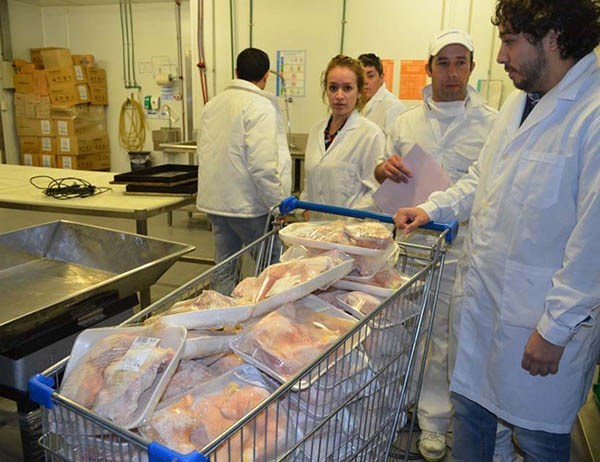 Walmart tenía mercadería vencida, hormigas y falta de higiene.