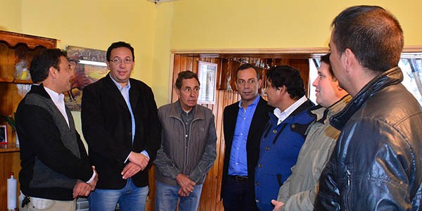 Visita. Una postal de la comitiva municipal en la recorrida por la vivienda refaccionada tras un incendio.