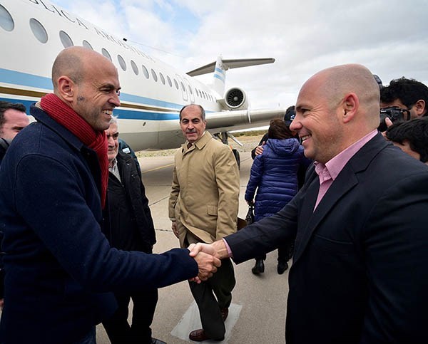 Buena onda. El saludo de Dietrich y el intendente Sastre en la visita. 