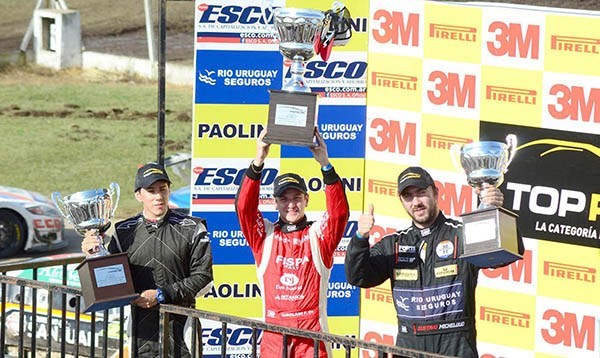 Los mejores de la primera final del TRV6, con el chubutense Gustavo Micheloud (der) luciendo su trofeo. Hizo podio por segunda carrera al hilo.