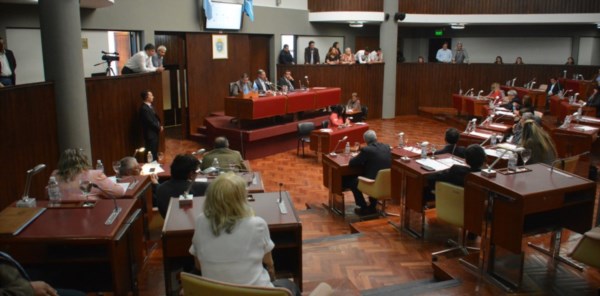 Parlamento. Pese a los chispazos, el jefe de Economía se comprometió a que los diputados tengan la plata para trabajar diariamente en Rawson. 