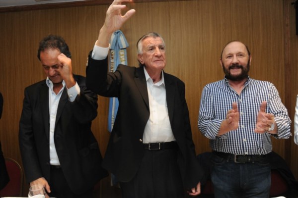 Scioli, Gaioja e Insfrán, durante una anterior reunión con intendentes peronistas.