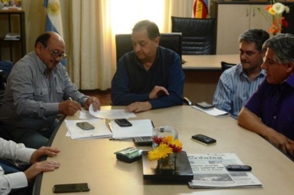 Varios asistentes tuvieron lugar ayer para presenciar la firma del acta que establece el aumento salarial.