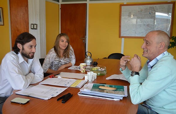 El secretario Juan Aguilar, la titular del Concejo, Leyla Lloyd Jones y el edil Gustavo Castán en la reunión.