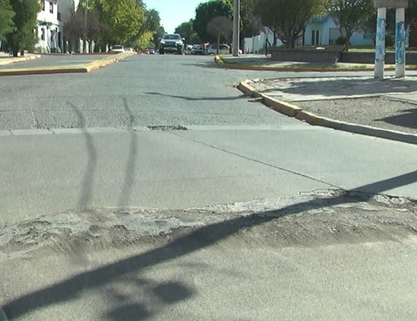 Baches y zanjas tapadas con tierra, problema para el tránsito urbano. 