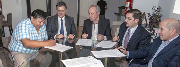 Rúbrica. El “Loma” Ávila firma el acuerdo para sostener la actividad al menos hasta el segundo semestre.