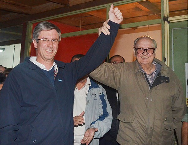Celebración con su padre. Sergio Ongarato cuando ganó la elección.