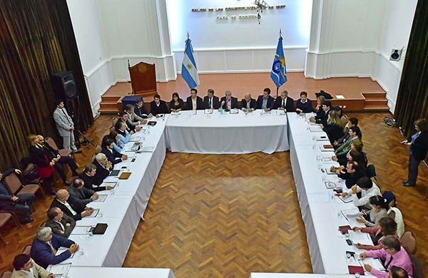 Cumbre. El Salón de los Constituyentes fue el escenario del encuentro con los jefes comunales, inquietos.