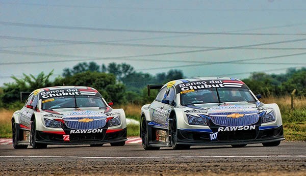 Lucas Valle adelante y Maxi Valle detrás. Los pilotos del “RV Racing”.