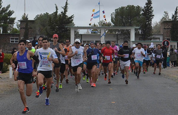 ¡Largaron! Los atletas partieron desde la Base Almirante Zar hacia el sendero de ripio para completar 10 km.