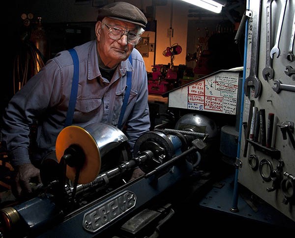 El motor de su vida. Oscar Ubaldo Ebene en su ámbito, el taller. Desde allí se gestó una historia de éxitos ligada siempre al automovilismo .