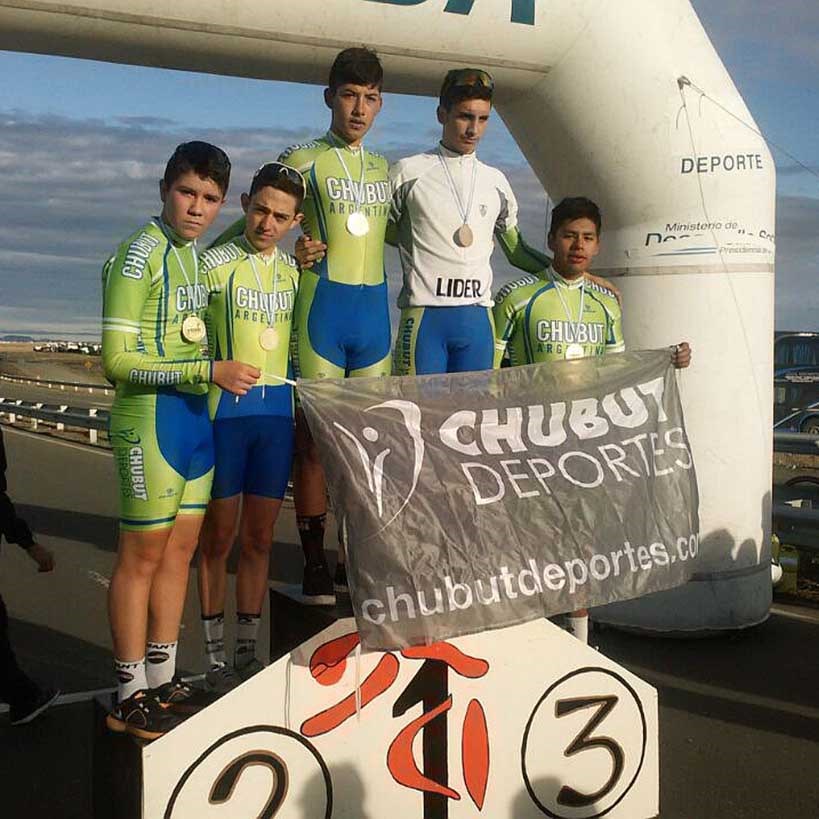 El equipo chubutense de ciclismo se colgó la medalla dorada ayer.