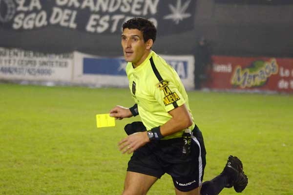 Merlos fue el árbitro del polémico arbitraje en Arsenal-Lanús (noviembre de 2014), fue suspendido por 150 días, ahora dirige B Nacional.