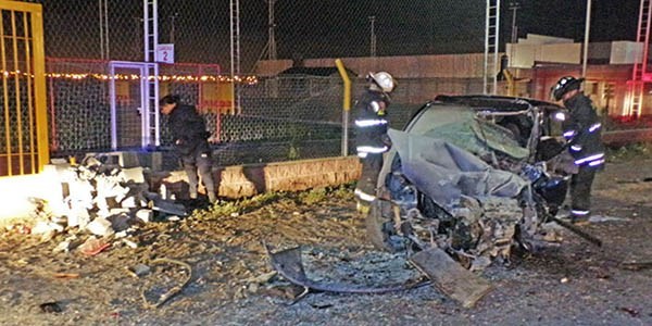 Dramático. El automóvil resultó seriamente afectado por el duro impacto. Un vecino apagó las llamas.