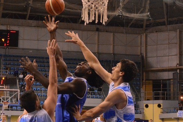 La Unión venció a Regatas 81-72 con un gran Torin Francis.