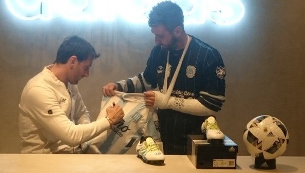 Milito brindó una conferencia y firmó camisetas con su número.