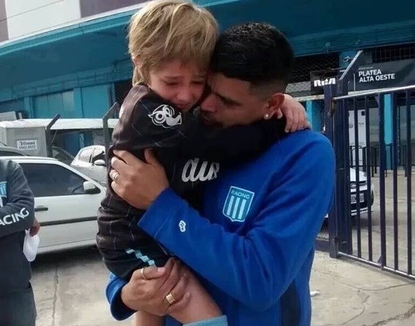 Un niño llora que hizo furor en la redes llorando porque "van a vender a Bou", hoy lo pudo conocer.
