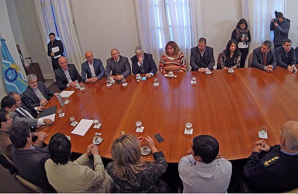 Mesa ampliada. El gobernador puso énfasis en enfrentar el flagelo de la droga junto a los intendentes.