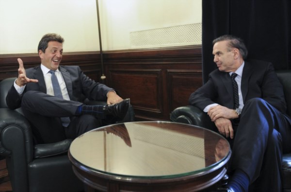 Dos peronistas en torno a una mesa redonda... pequeña...