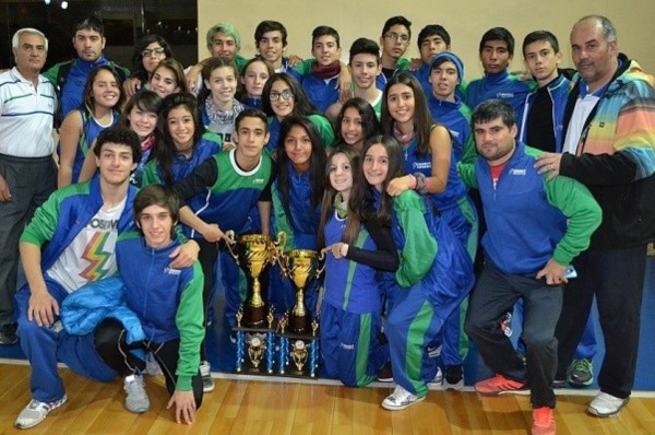 Los chicos y chicas del atletimos chubutense posan junto a los trofeos logrados en Santa Cruz.