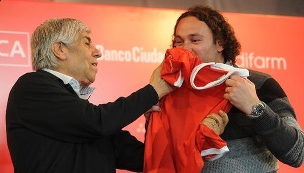 El "Mariscal" Milito besando la camiseta de sus amores tras asumir el cargo de DT.