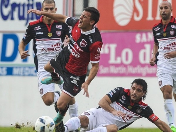 Chacarita derrotó a Douglas y aún tiene ilusiones de hacerle frente al líder.