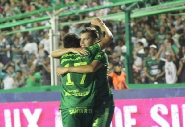 Sarmiento ganó sobre la hora y se quedó en Primera.