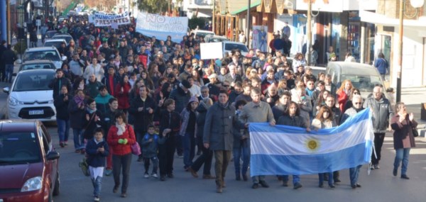 Remerazo. Esquel marchó y le dio una muestra contundente de su rechazo a las tarifas de gas. Das Neves irá a Nación a defender a los chubutenses.