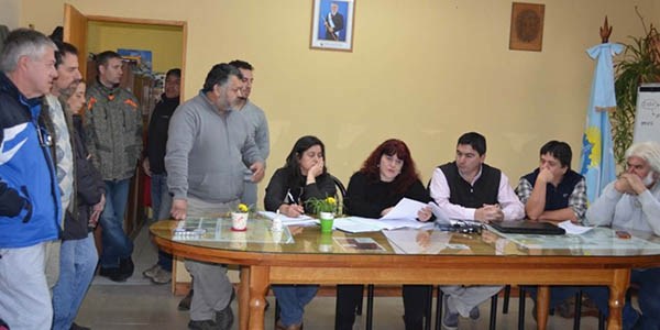Convocatoria. En El Hoyo, los vecinos fueron invitados al Concejo para unir fuerzas contra el incremento.