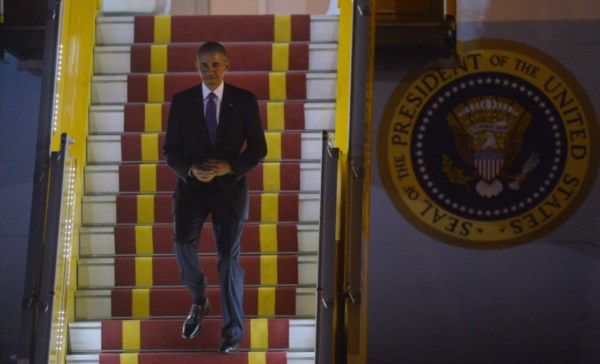 Foto ícono del mandatario descendiendo del Air Force One.