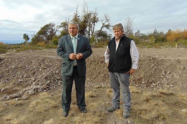 Crecimiento. El intendente Aleuy (izquierda) recorrió el lugar donde se instalará la cisterna. 