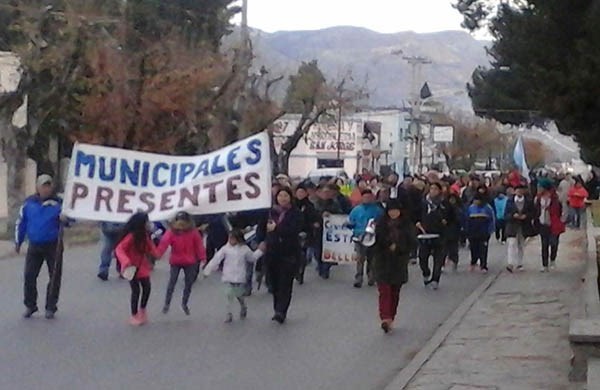 Sin remeras. Otra marcha a la espera de la cumbre de hoy y de la decisión del juez federal Hugo Sastre.