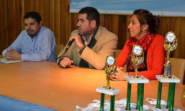 (Izq a der) Ignao, Ñonquepán y Feliciano, ayer en conferencia de prensa.