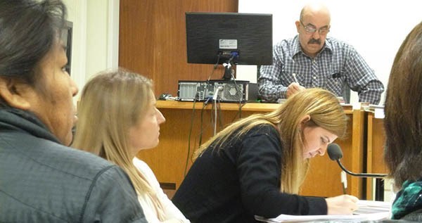 Familiares de la víctima junto a los fiscales que imputaron a los dos acusados por el violento crimen.
