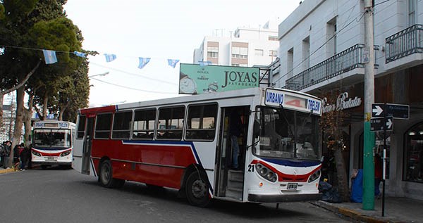 A tiempo. No pudo enderezar pero frenó para evitar impactar contra el frente de un local comercial.