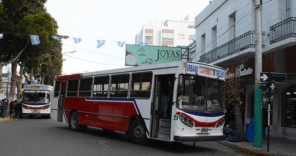A tiempo. No pudo enderezar pero frenó para evitar impactar contra el frente de un local comercial.