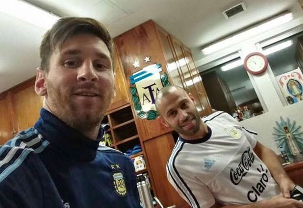 Messi y Mascherano arribaron temprano a la Argentina y se sumaron al resto en Ezeiza.