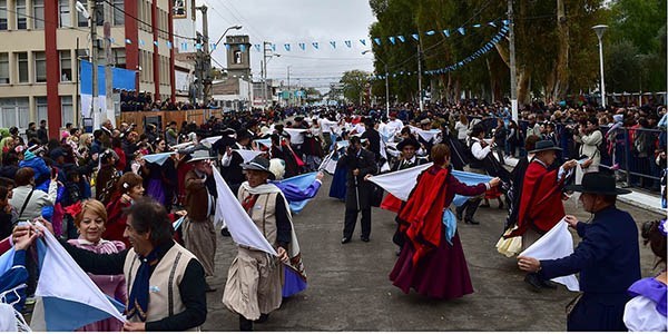 El 25. Postal de un colorido número folclórico durante la celebración patria en la ciudad portuaria.