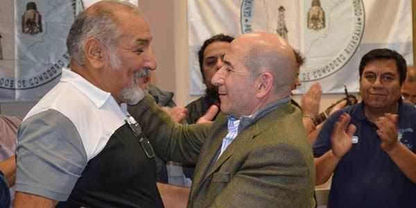 Dos directivos de la institución de Comodoro Rivadavia se abrazan en un tramo del acto llevado a cabo.