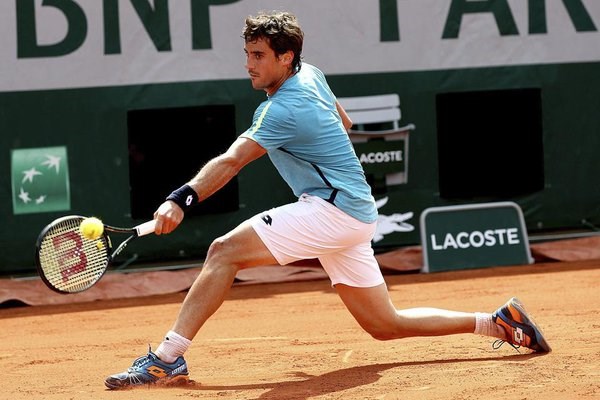 Pella estuvo al borde de la hazaña, pero cayó en un partidazo contra Simon en Roland Garros.