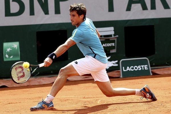 Pella estuvo al borde de la hazaña, pero cayó en un partidazo contra Simon en Roland Garros.