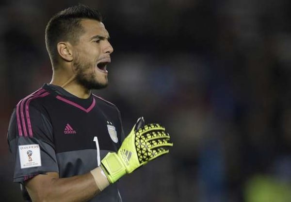 La vuelta de Sergio Romero a Racing es posible. Depende mucho de su mujer, más allá de que no juegue en Manchester United.