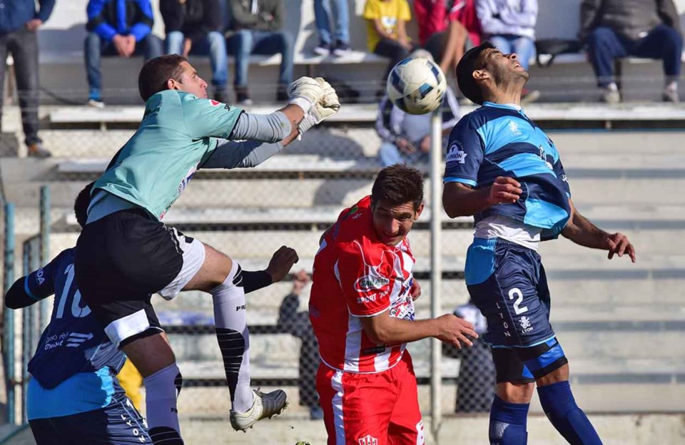 Guillermo Brown debe sumar en Pergamino los puntos perdidos como local ante Almagro y Atlético Paraná.