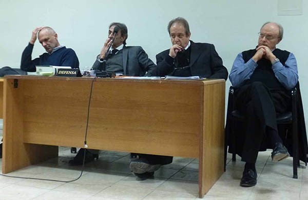 Presentes. En los extremos, Buzzi y Di Pierro, junto con sus defensores en los tribunales de Comodoro. 