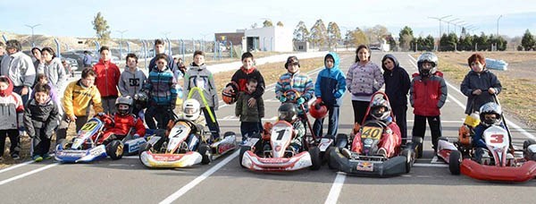 Para hacer un cuadrito. Los chicos que se sumaron a la Escuelita de Karting junto a varios de los actuales pilotos del karting zonal.