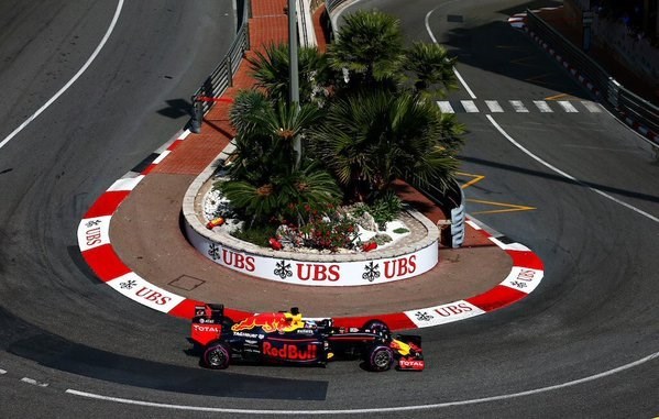 El australiano logra su primera pole en el GP Mónaco y largará con gomas superblandas.