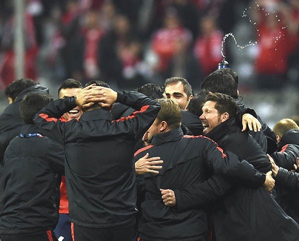 El “Cholo” Simeone en pleno festejo con sus jugadores del Atlético de Madrid. Lograron en Alemania la clasificación a la final de la Champions .
