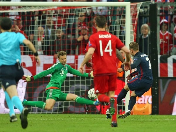 Griezmann anotando otro gol que elimina a un grande de Europa de la Champions.