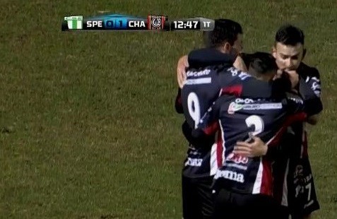 El gol de Fernando Coniglio le permite a "Chaca" mantener la ilusión de dar el batacazo.