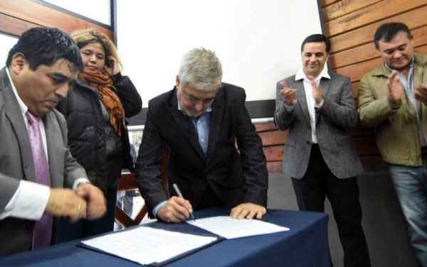 Das Neves y Huichaqueo firmaron el convenio para el aumento presupuestario